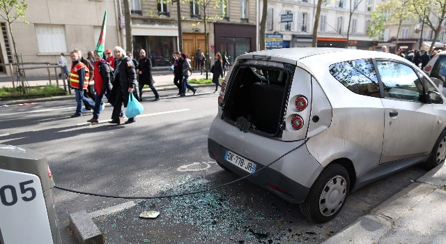 vehiculo-electrico-cargando.jpg