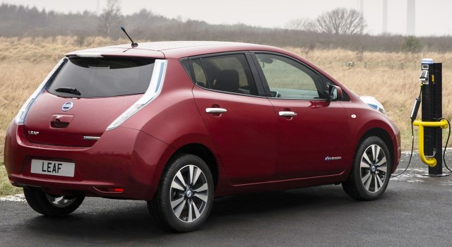 nissan_leaf_cargando.jpg