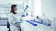 Grifols compra Biotest en una de las mayores operaciones de la firma, ¿cuál es su nuevo horizonte?