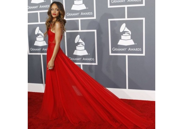 rihanna-grammy2013.jpg