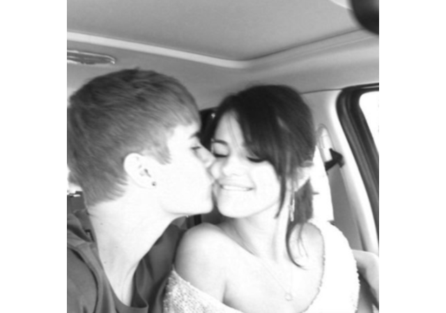selena-beso-justin.png