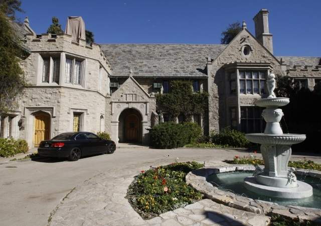 mansion-playboy-1.jpg