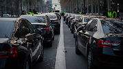 Varapalo al taxi en Barcelona: el juez anula la precontratación de una hora de las VTC