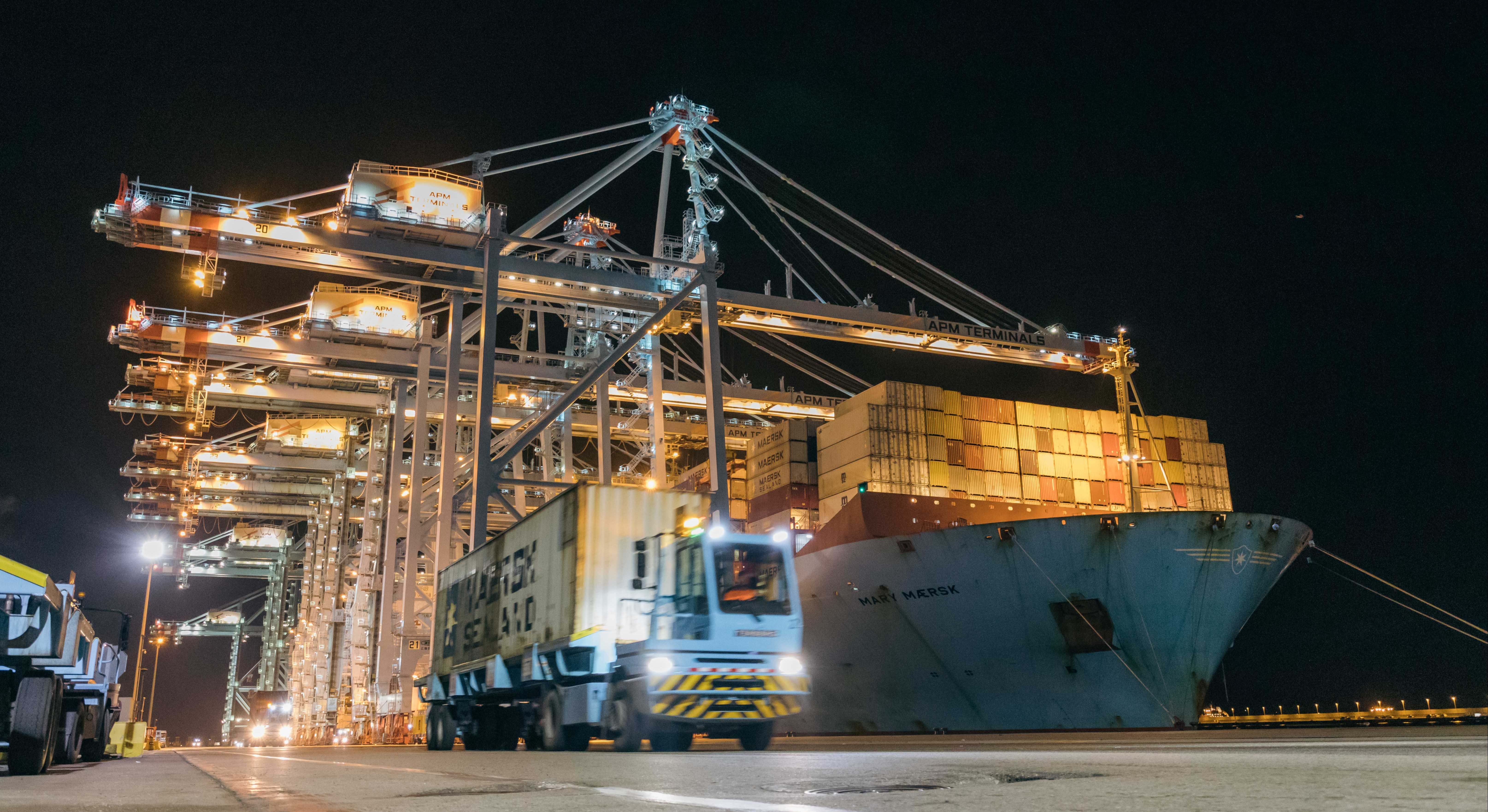 Descarga de un contenedor de Maerks en el puerto de Algeciras. APA