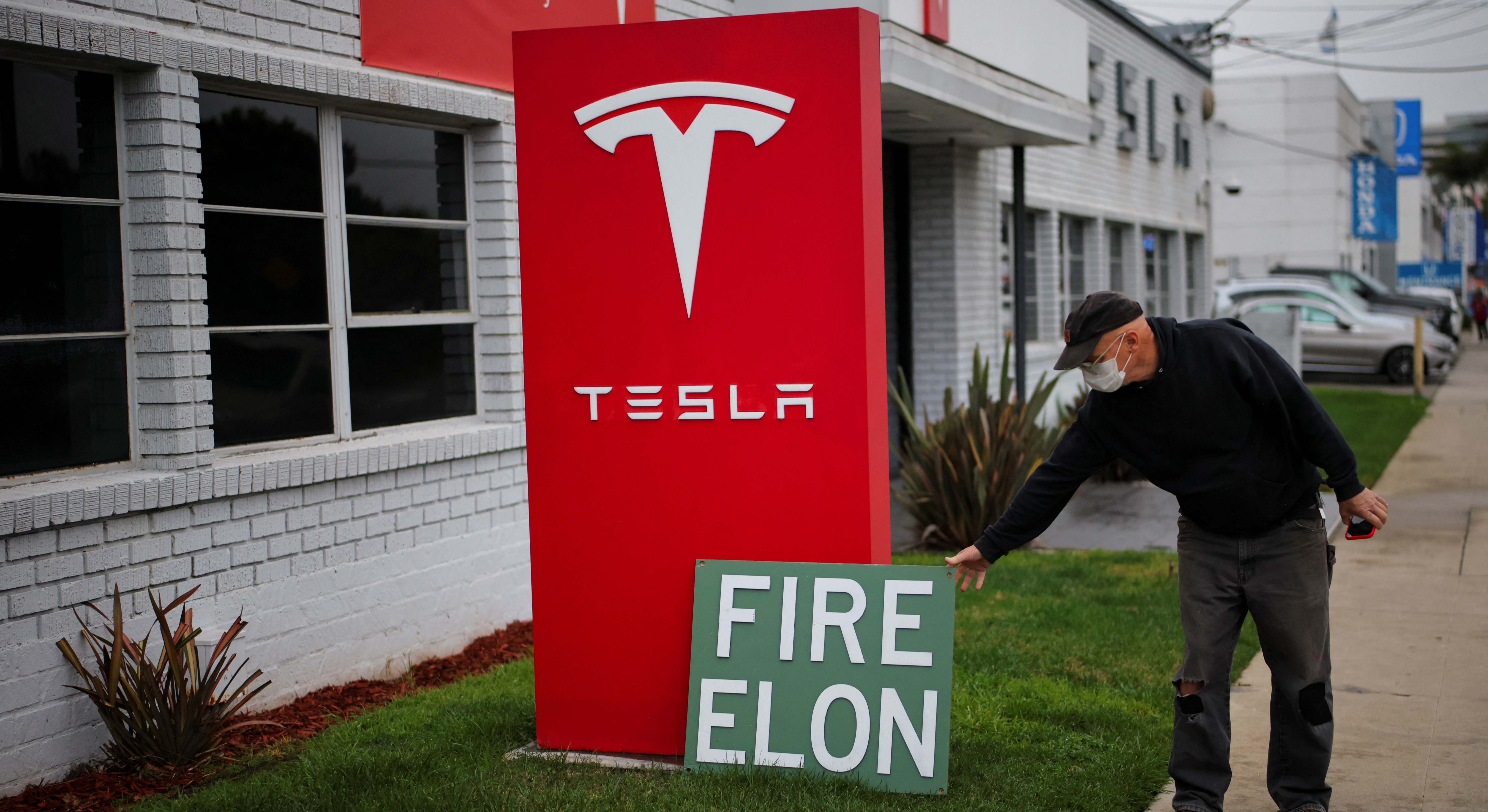 Protesta ante un concesionario Tesla pidiendo el despido de Musk