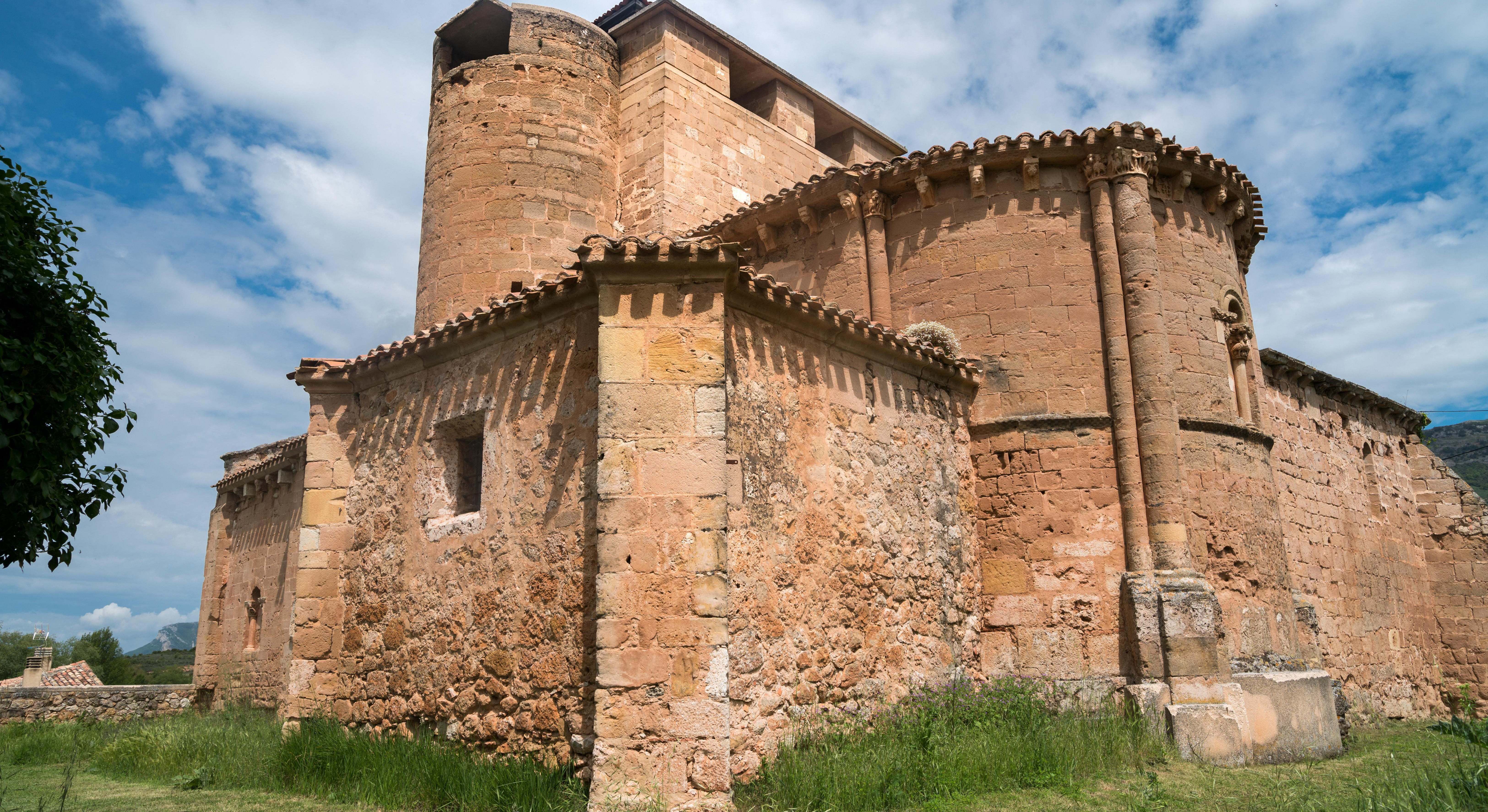fachada trasera de una iglesia