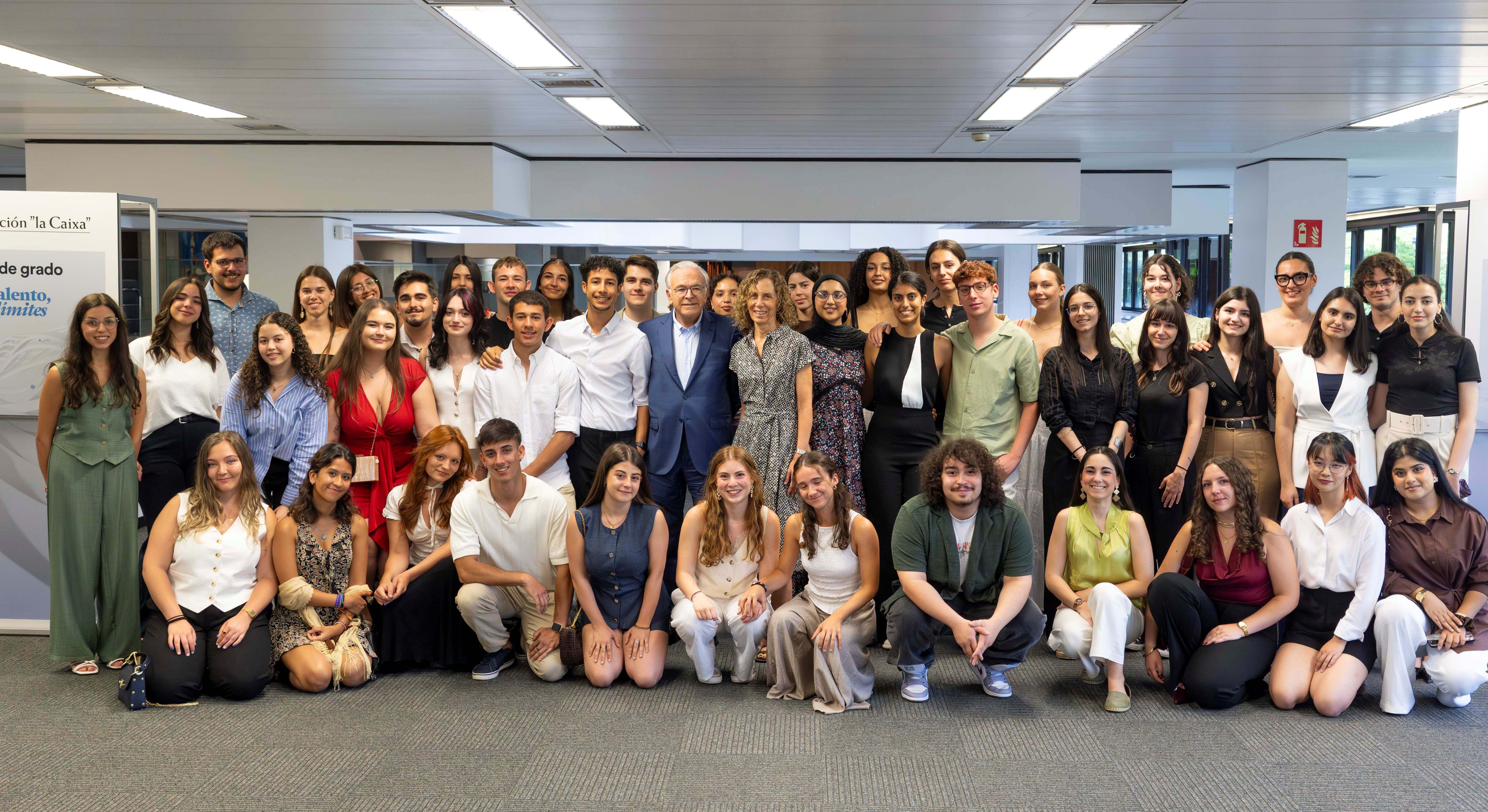  El presidente de la Fundación la Caixa, Isidro Fainé, se ha reunido con los becarios de grado de la convocatoria de 2023.