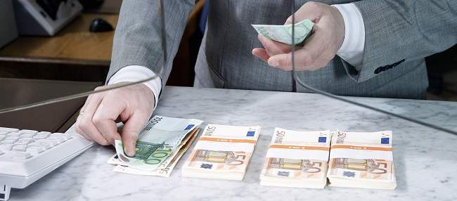 dinero_cajero_banco.jpg