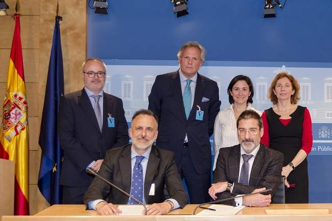 FOTOGRAFIA-FIRMA-CORA650.jpg