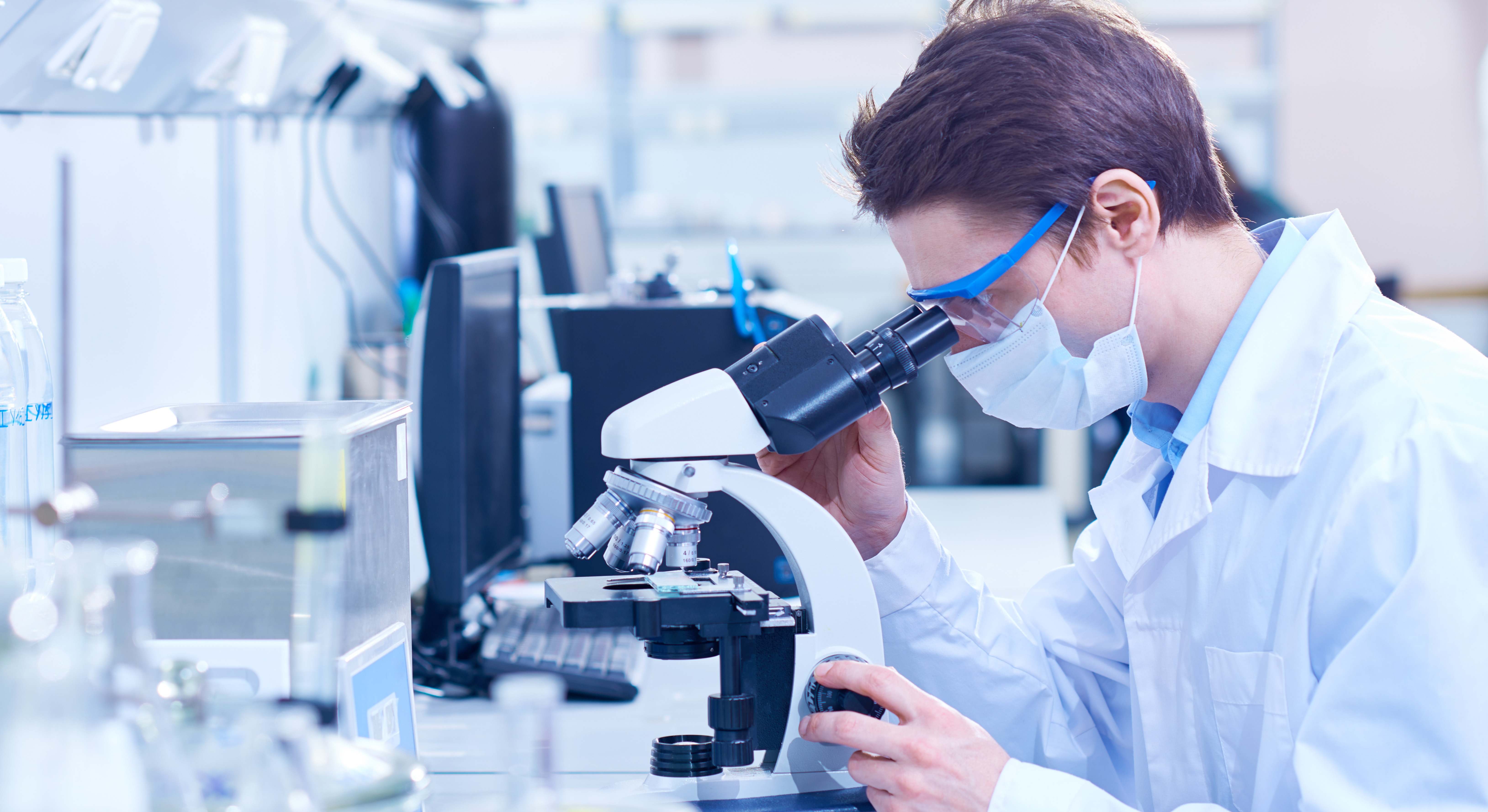 Un científico en un laboratorio