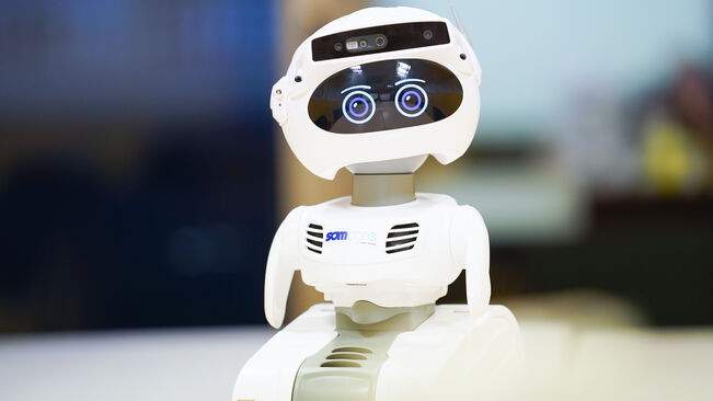 robot-combatre-aillament-gent-gran_2387171492_69164067_651x366.jpg