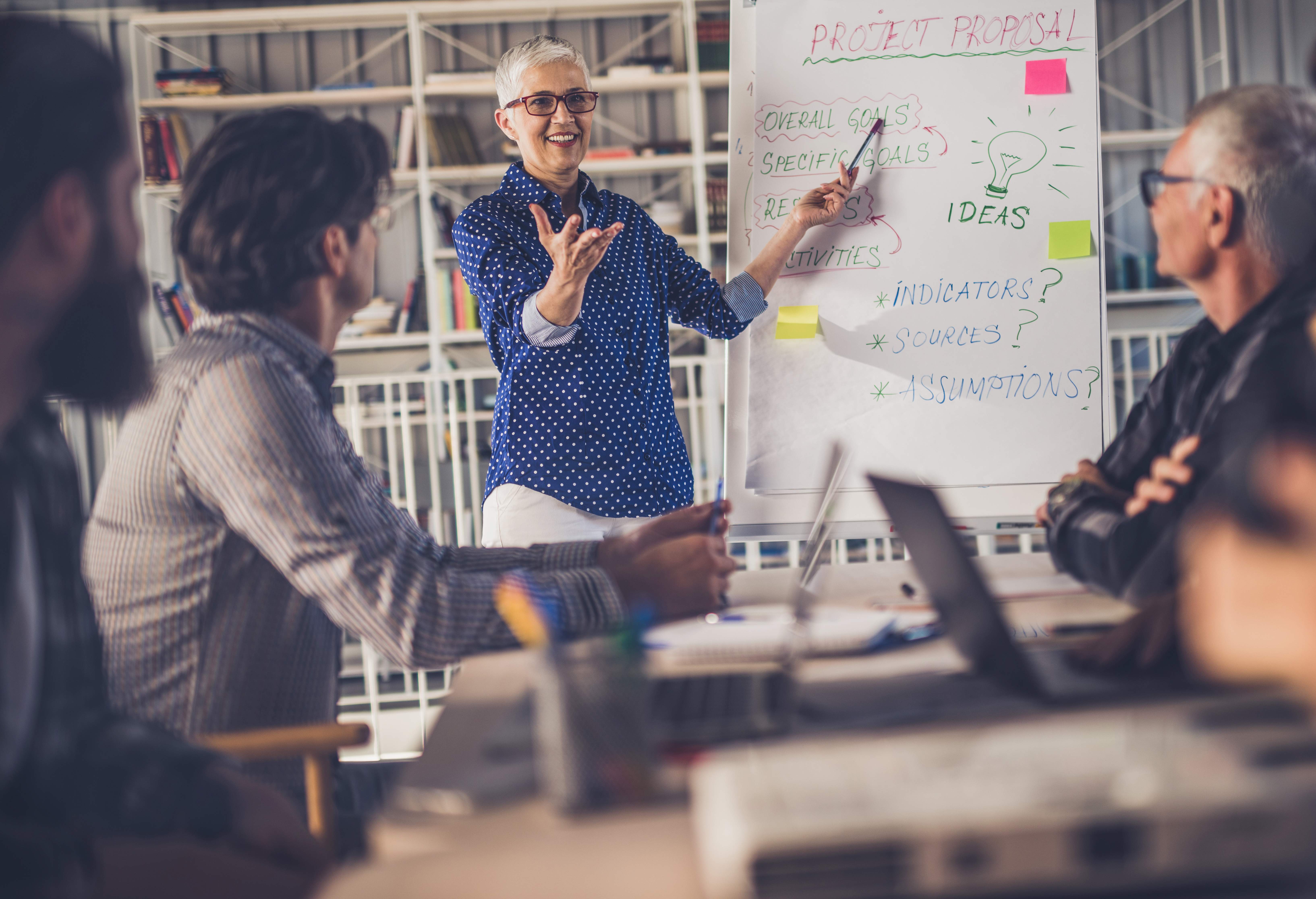 emprendedores-senior-mujer-presentacion.jpg