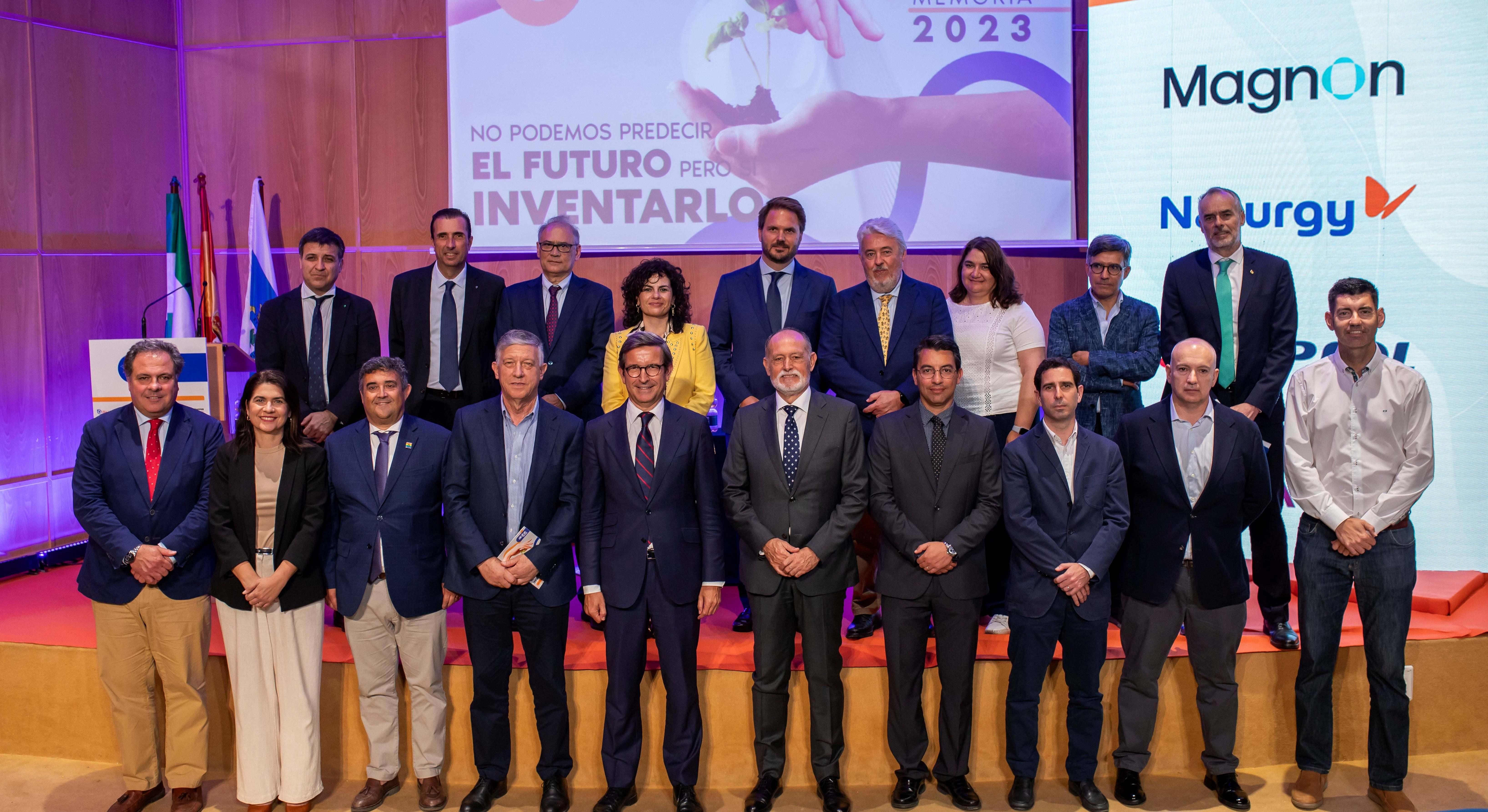 Foto de familia de AIQUBE con el consejero Paradela.