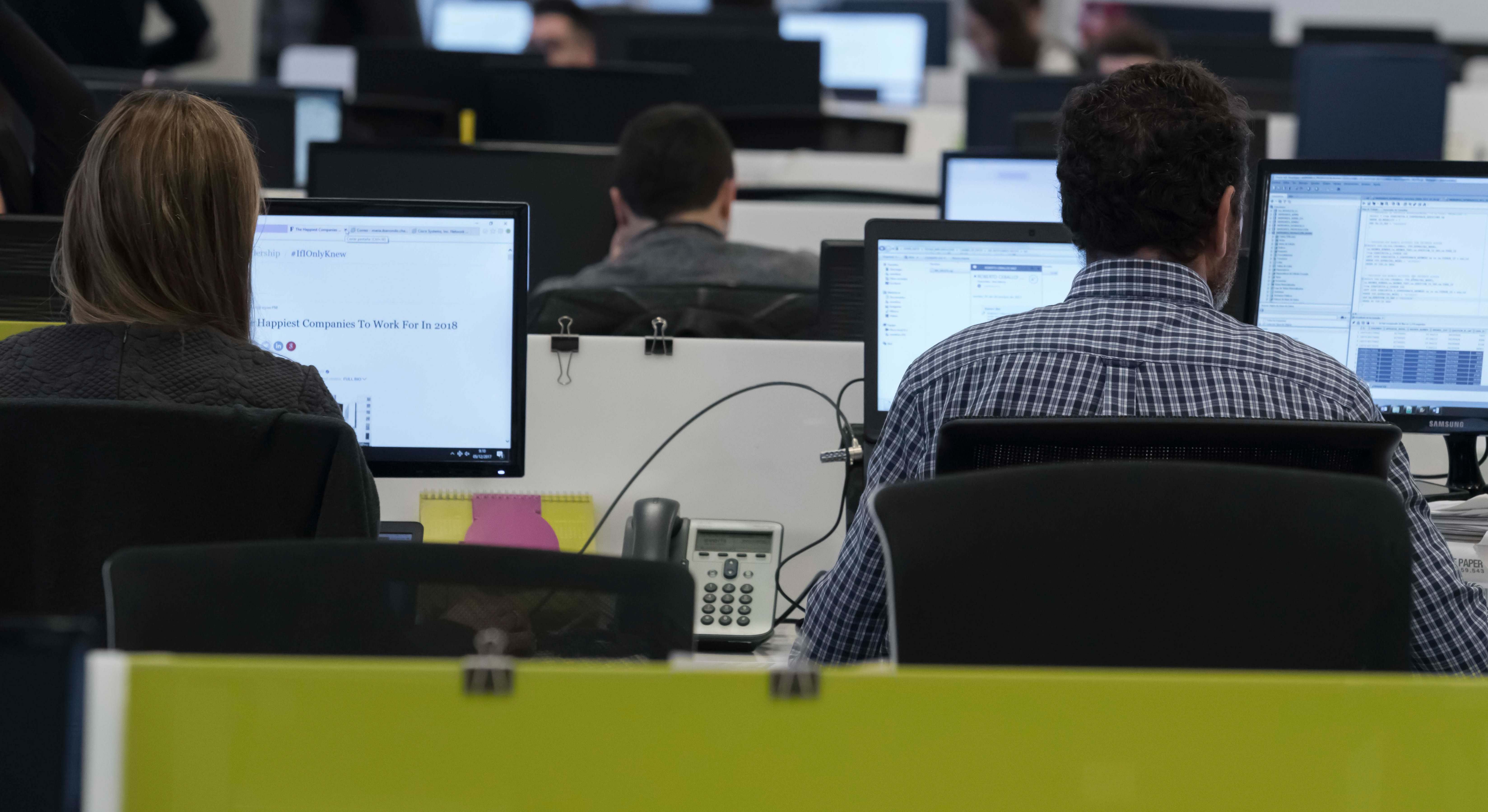 Varios trabajadores en una oficina