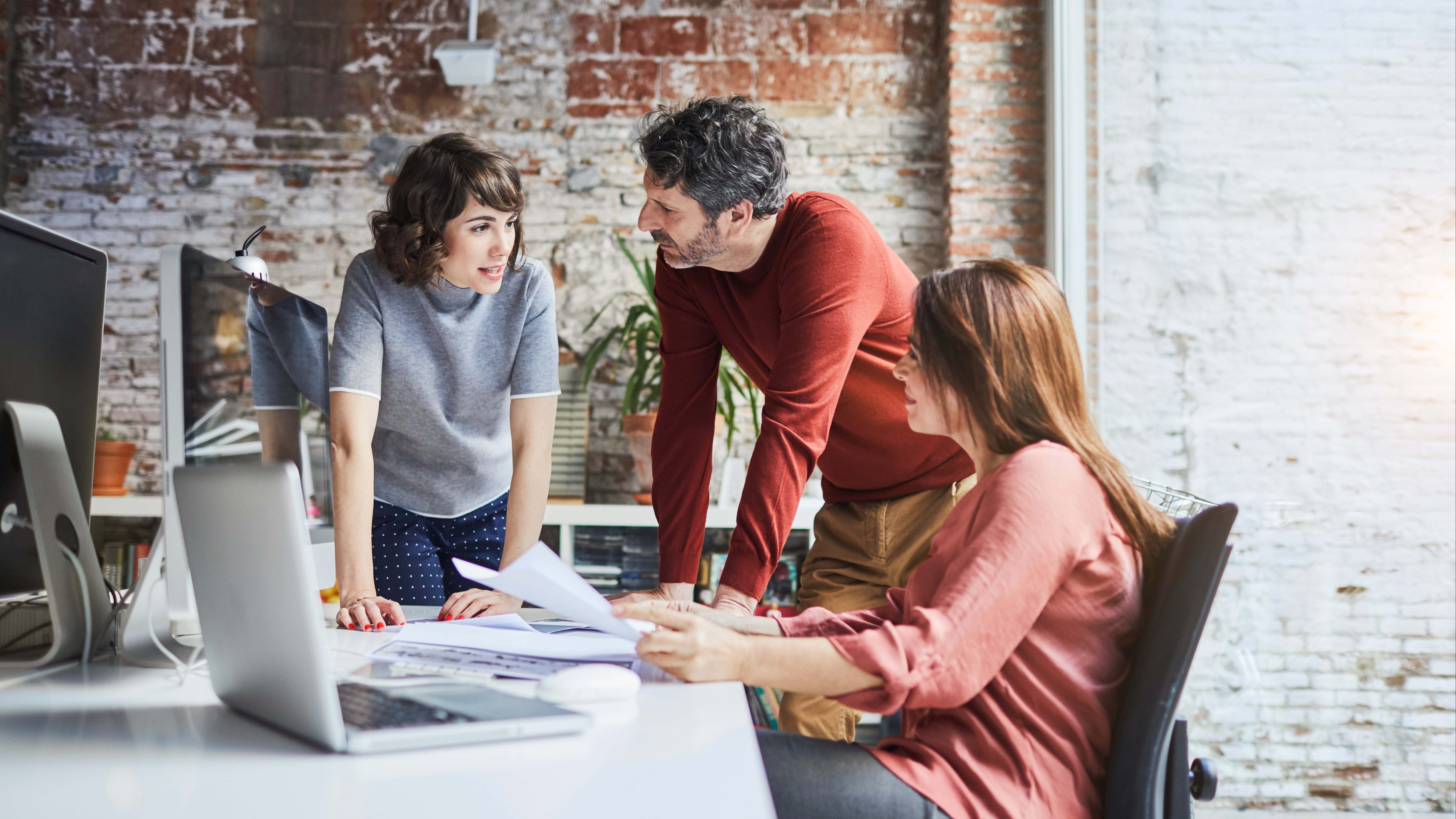 Personas trabajando en una empresa
