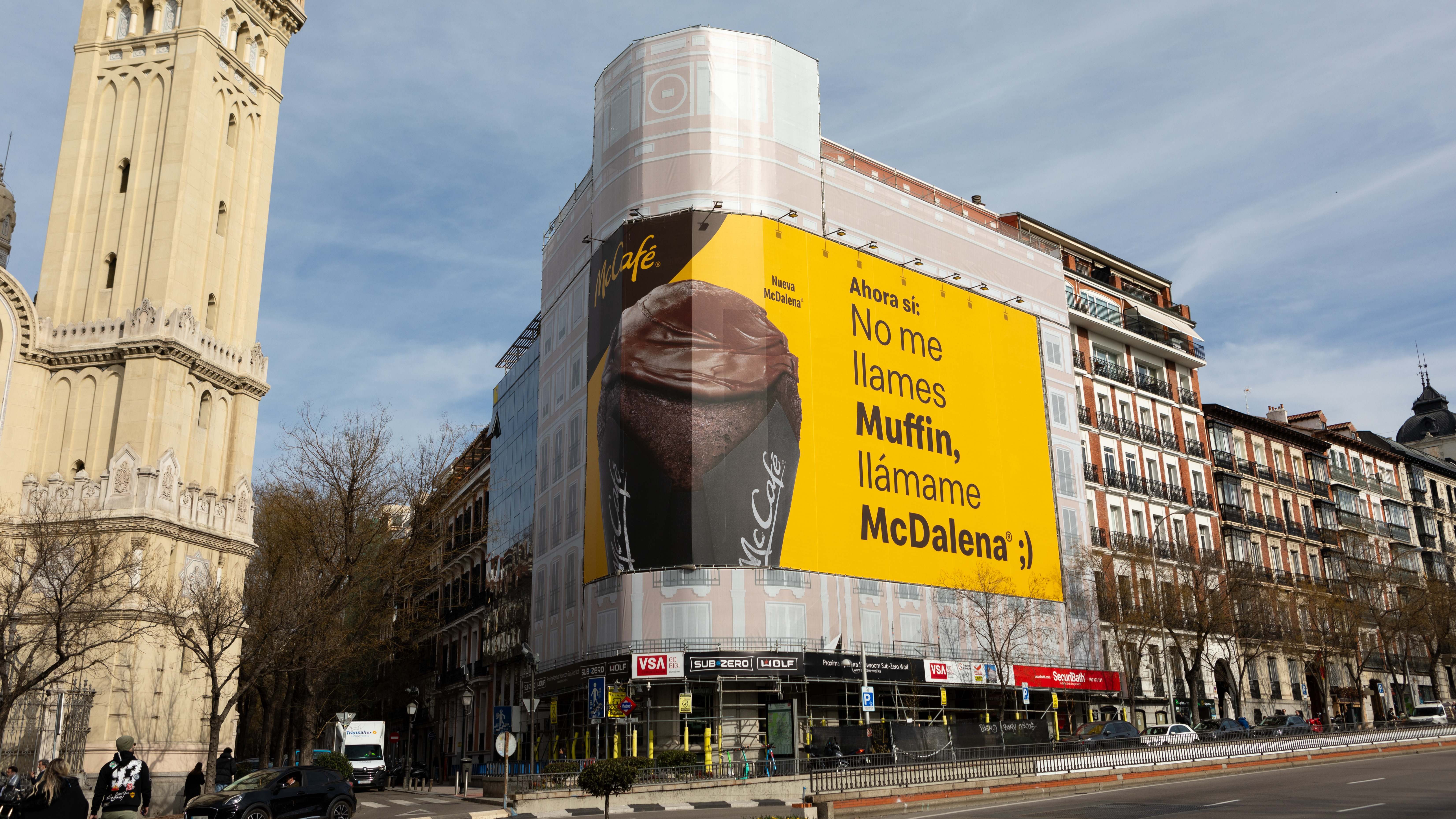 Lona publicitaria en la que McDonald's anuncia la retirada delos muffins.