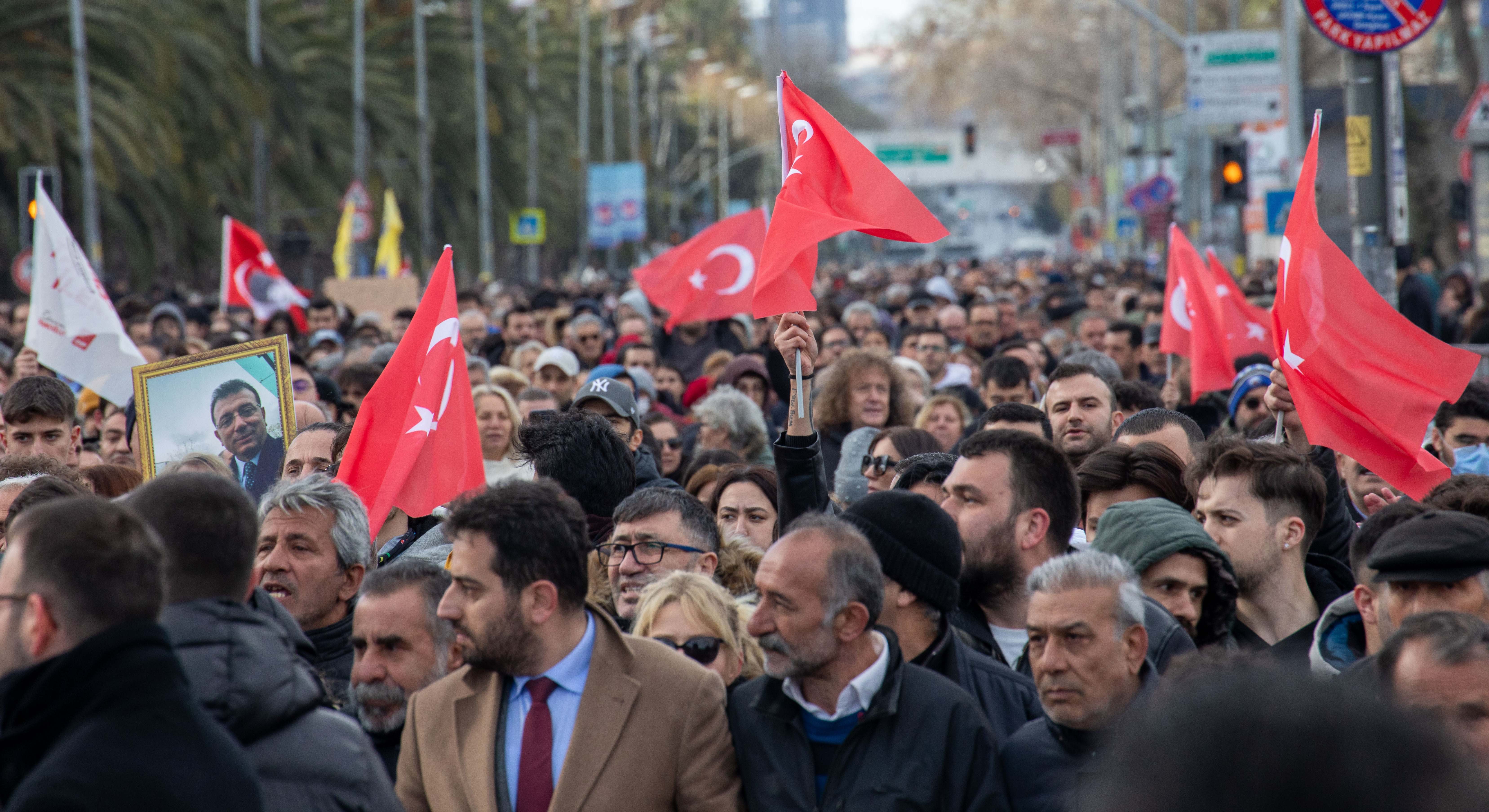 Manifestantes en las protestas de marzo en Estambul