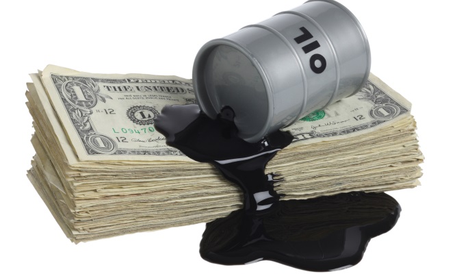 petroleo-empapa-dolar.jpg