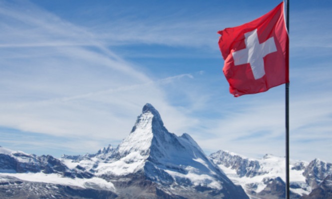 suiza-bandera-montana.jpg