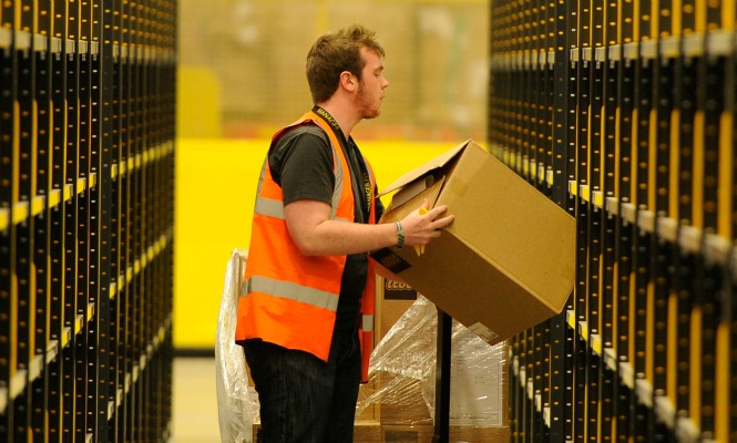 amazon-empleado-paquete-665.jpg