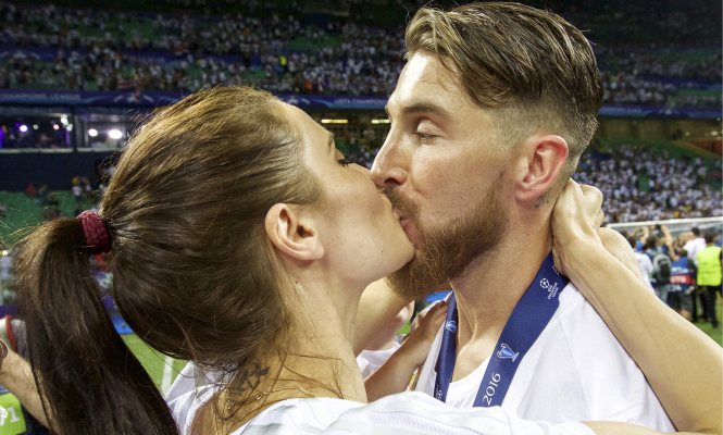 beso-pilar-rubio-sergio-ramos-champions.jpg
