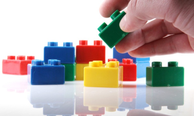 lego-piezas-mano.jpg