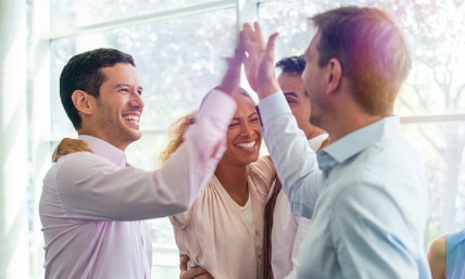 amigos-empresa-abrazo-665.jpg