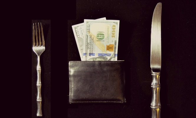 dinero-tenedor-billetes.jpg