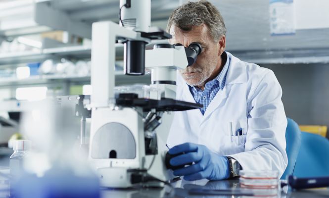 cientifico-microscopio-getty.jpg