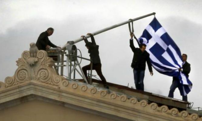 grecia-bandera-parlamento.jpg