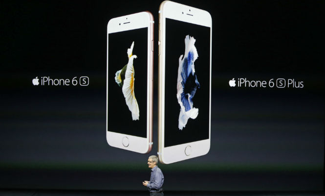 tim-cook-iphone6s.jpg