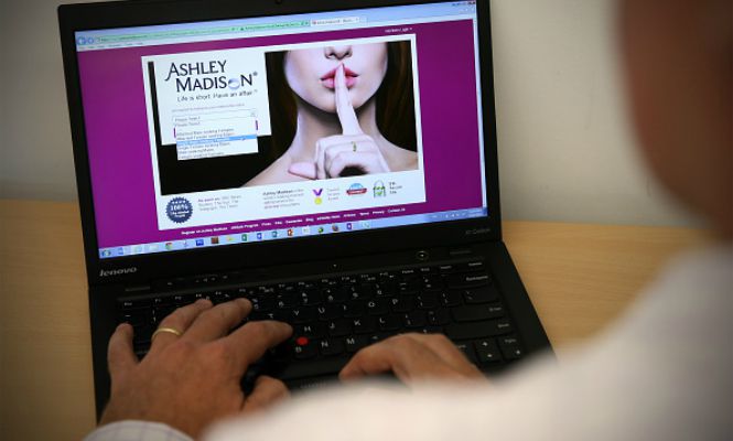 ashley-madison-ordenador.jpg