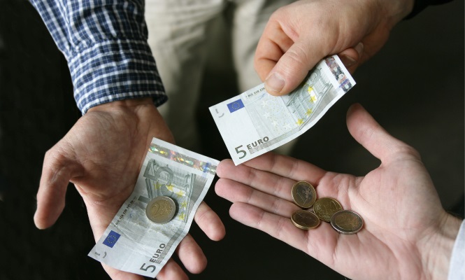 dinero-manos-bagues.jpg