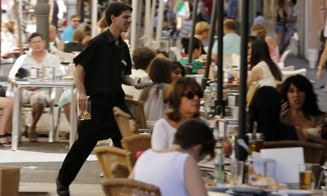 servicios-camarero-terraza-efe.jpg