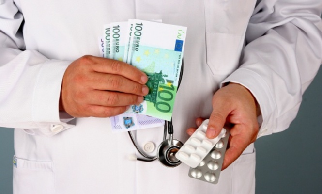 medico-billetes-medicamentos.jpg