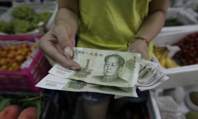 china-yuan-manos.jpg