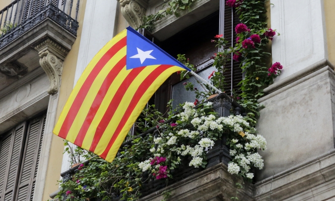 cataluna-bandera-balcon-flores.jpg