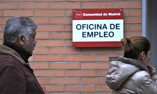 oficina-empleo-paro-cola-gente.jpg