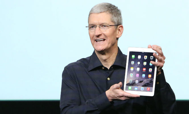 tim-cook-ipad.jpg