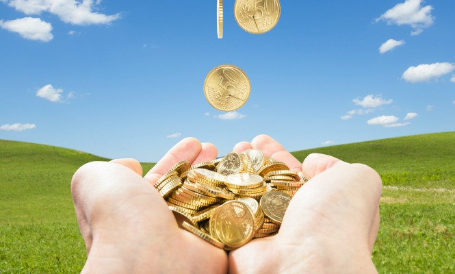 salario-manos-euros.jpg