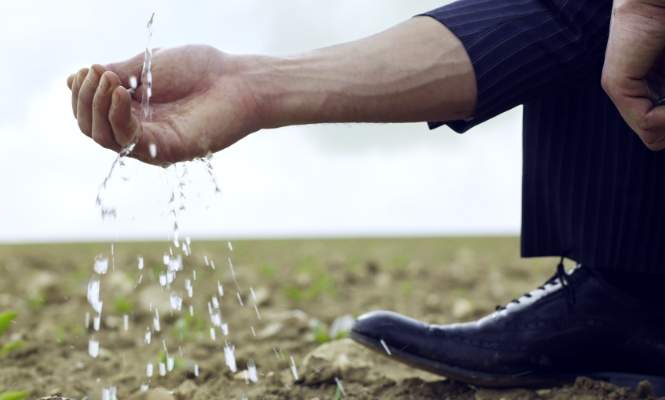 agua-campo-mano.jpg