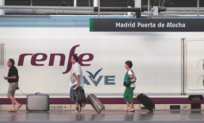 Renfe-AVE-pasajeros.jpg