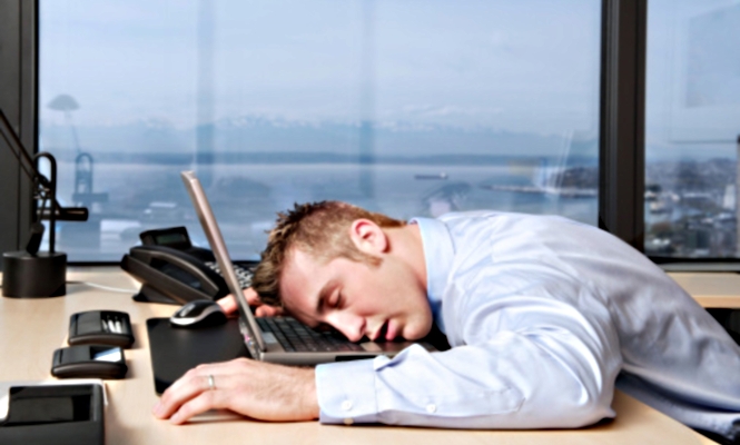 trabajador-cansado-teclado.jpg