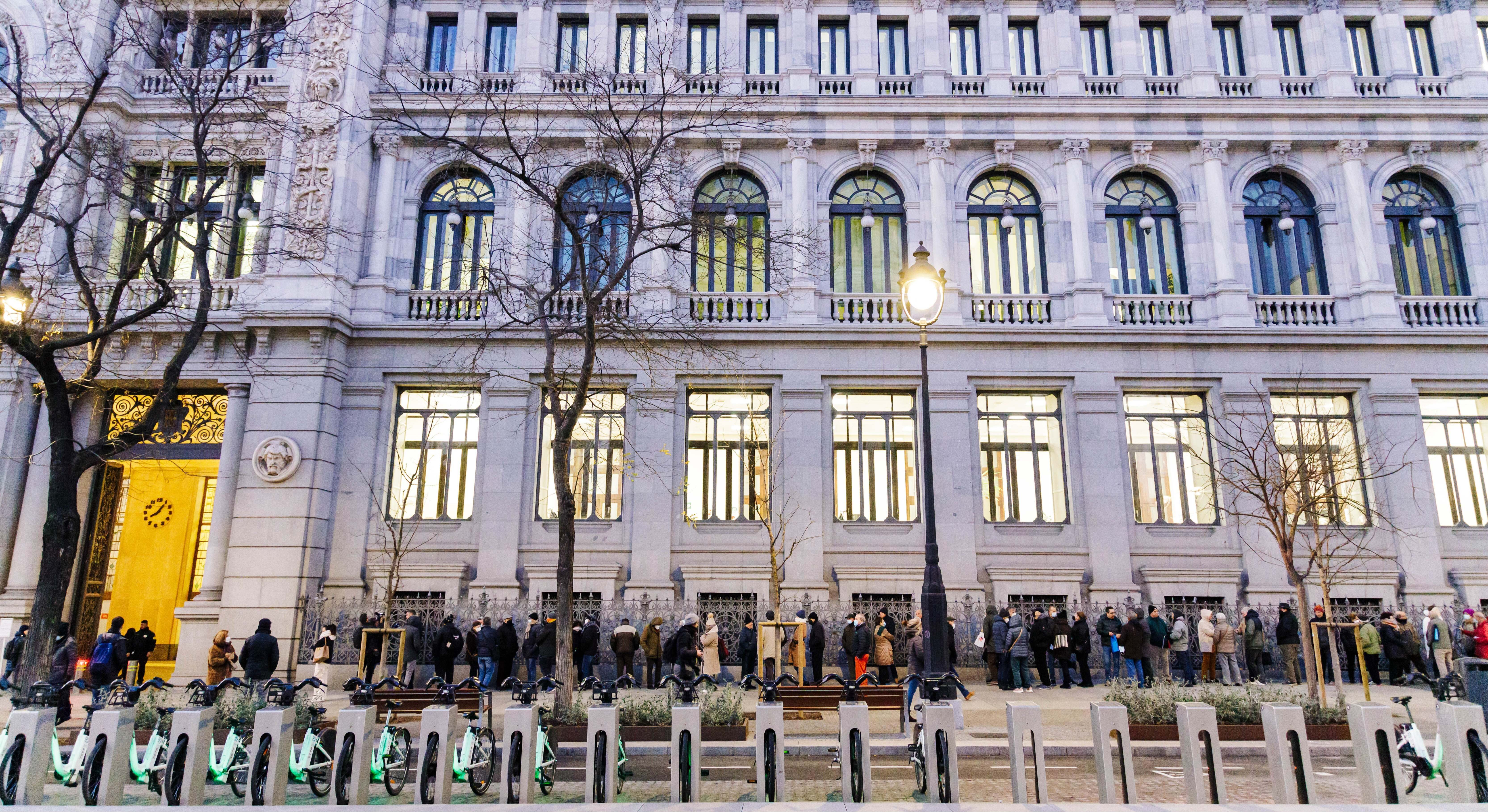 Gente haciendo cola en el Banco de España. Foto: Europa Press
