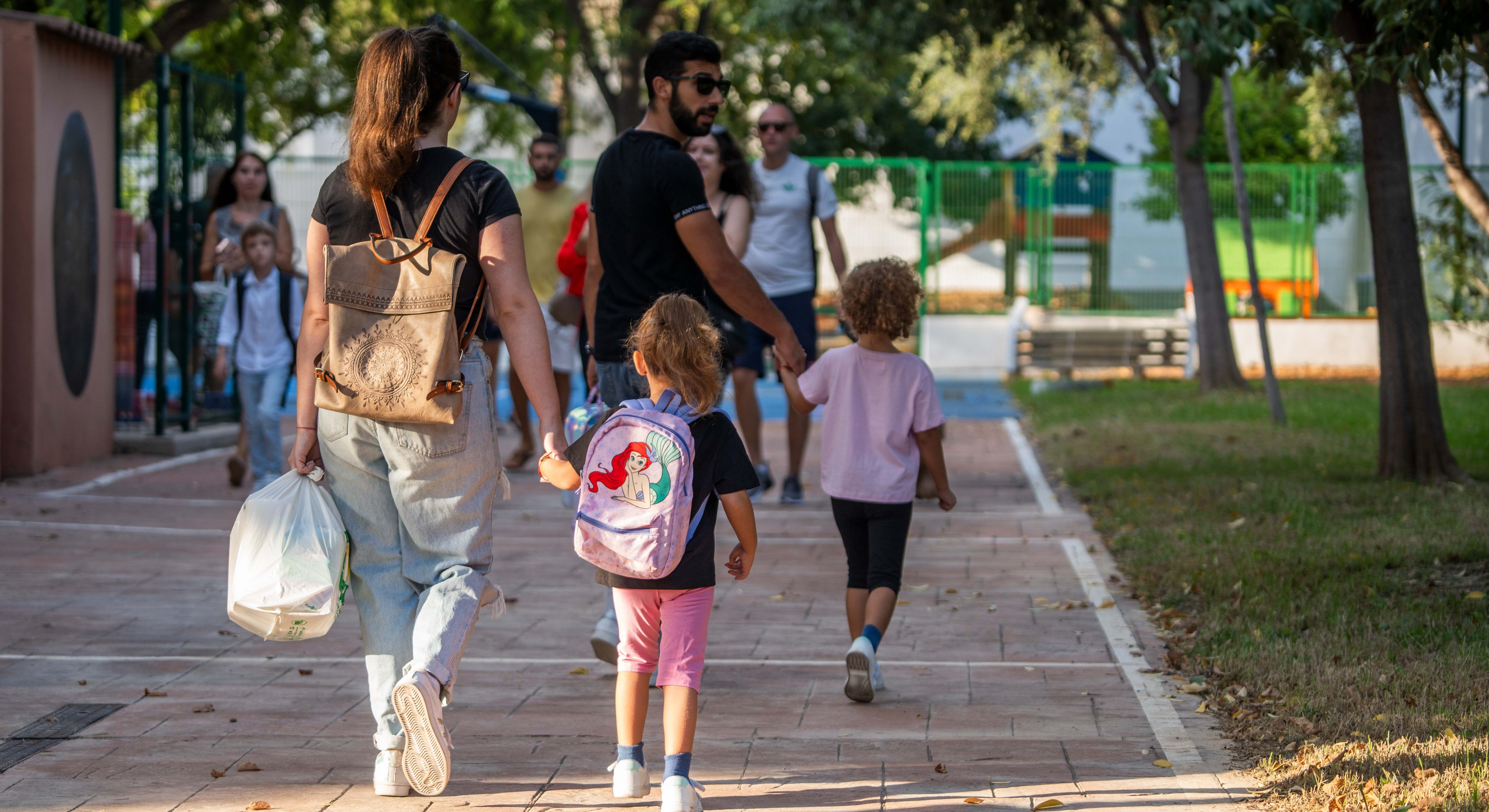 Padres recogen a los niños del colegio
