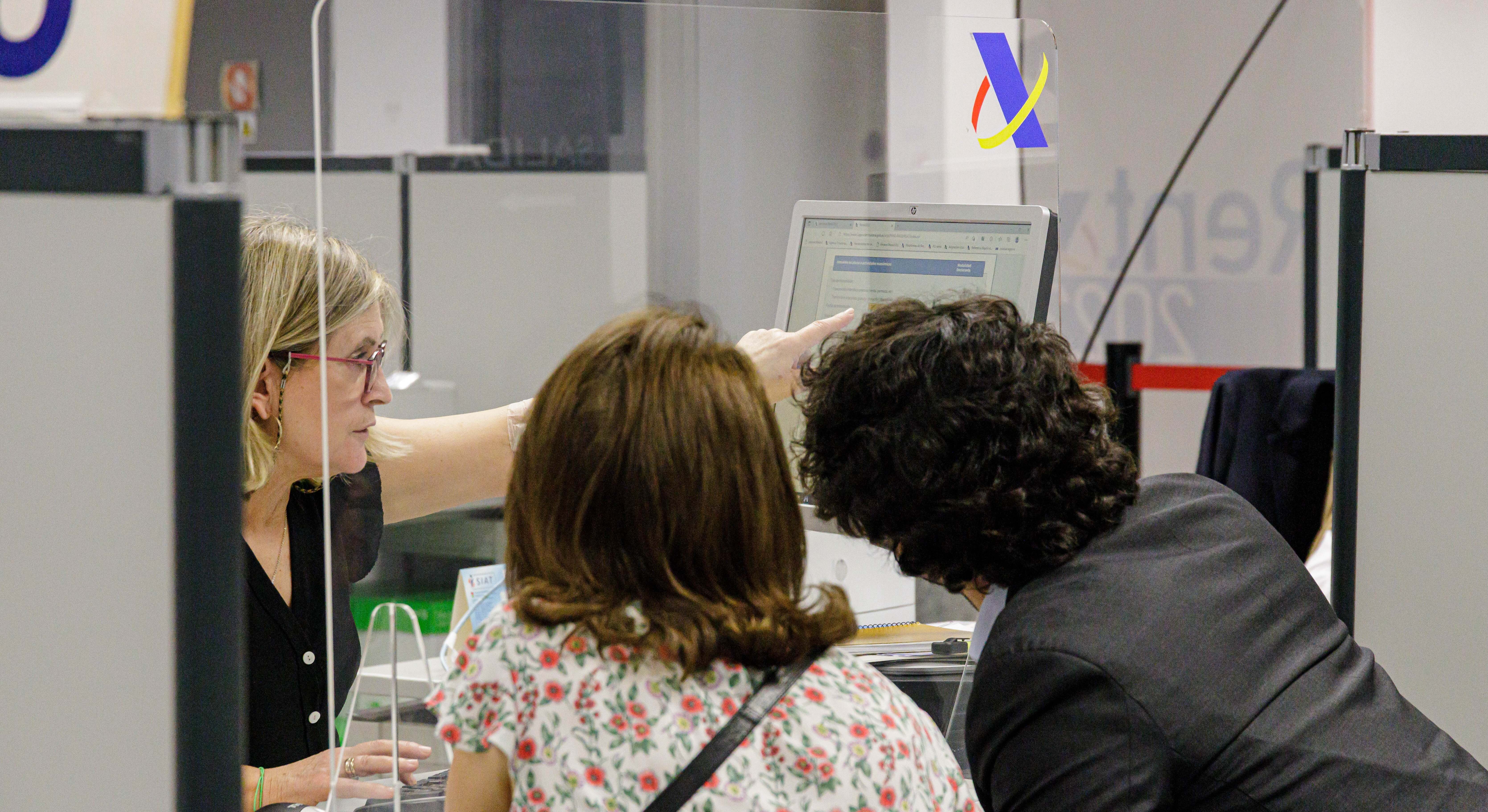 Dos mujeres en una oficina de la Agencia Tributaria