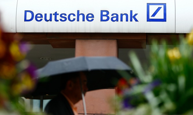 deutsche-bank-paraguas.jpg