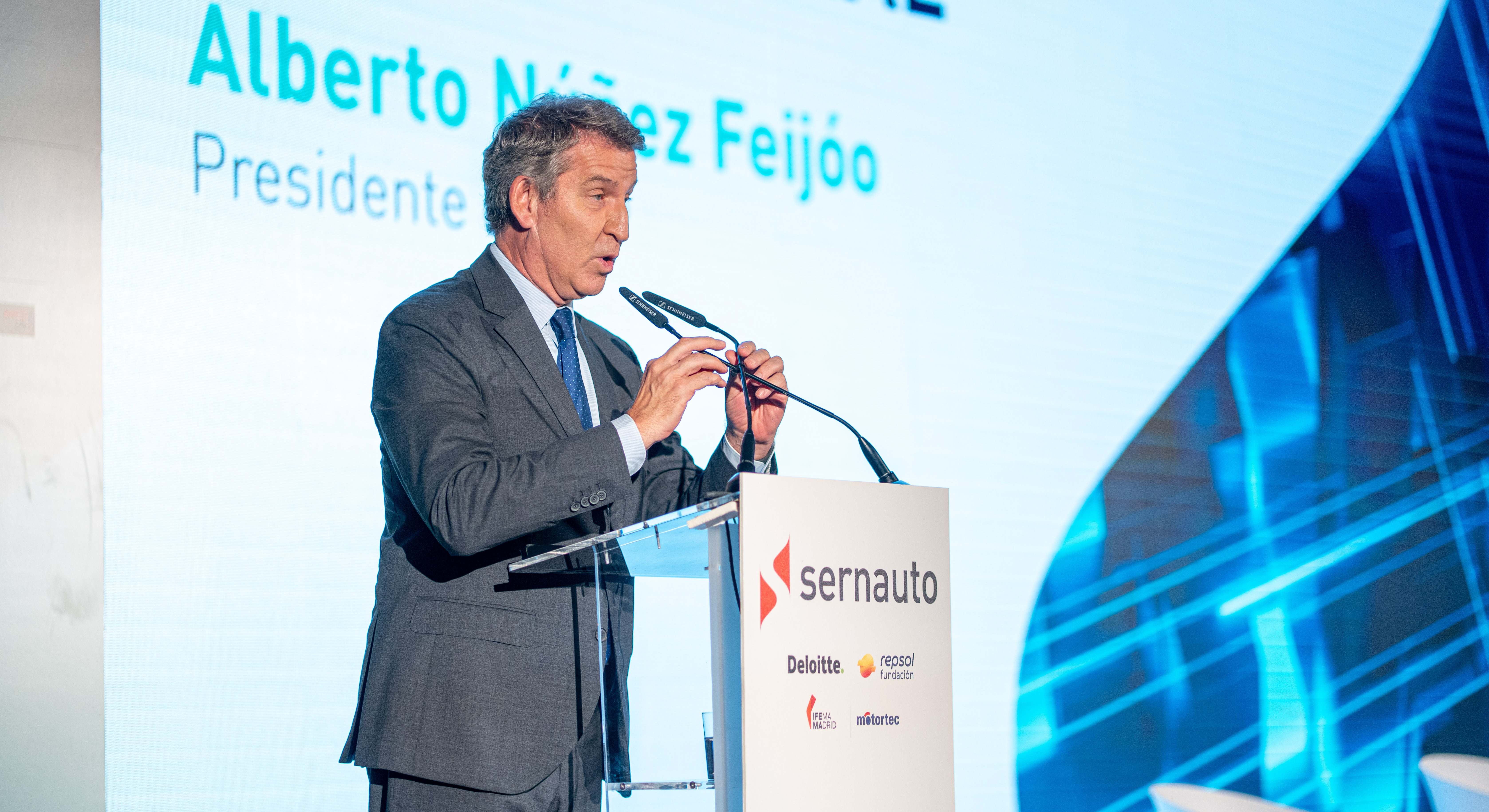 El presidente del PP, Alberto Núñez Feijóo, interviene durante la inauguración del XII encuentro de Sernauto,