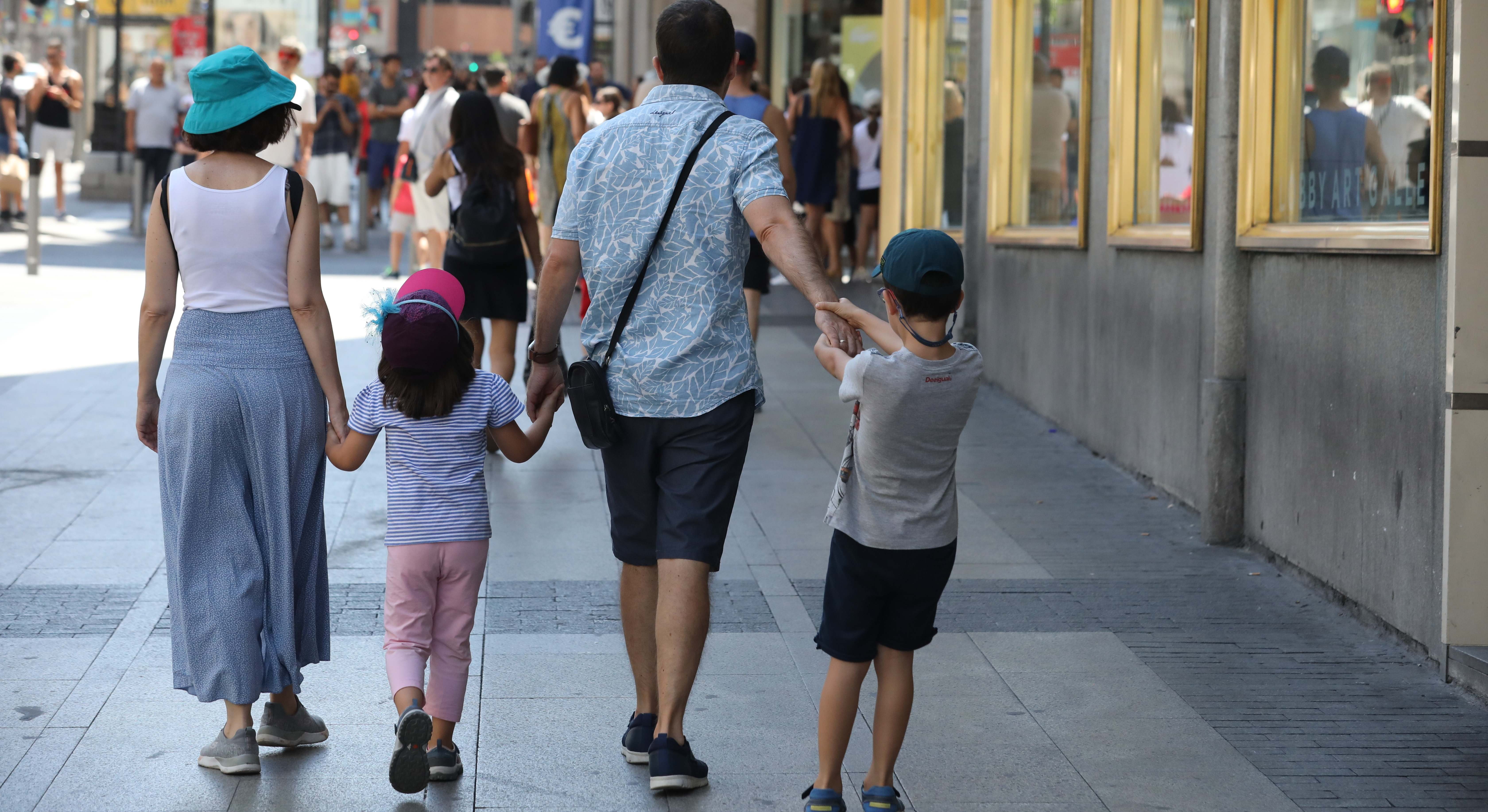Familia paseando por una calle de Madrid. Foto: Europa Press