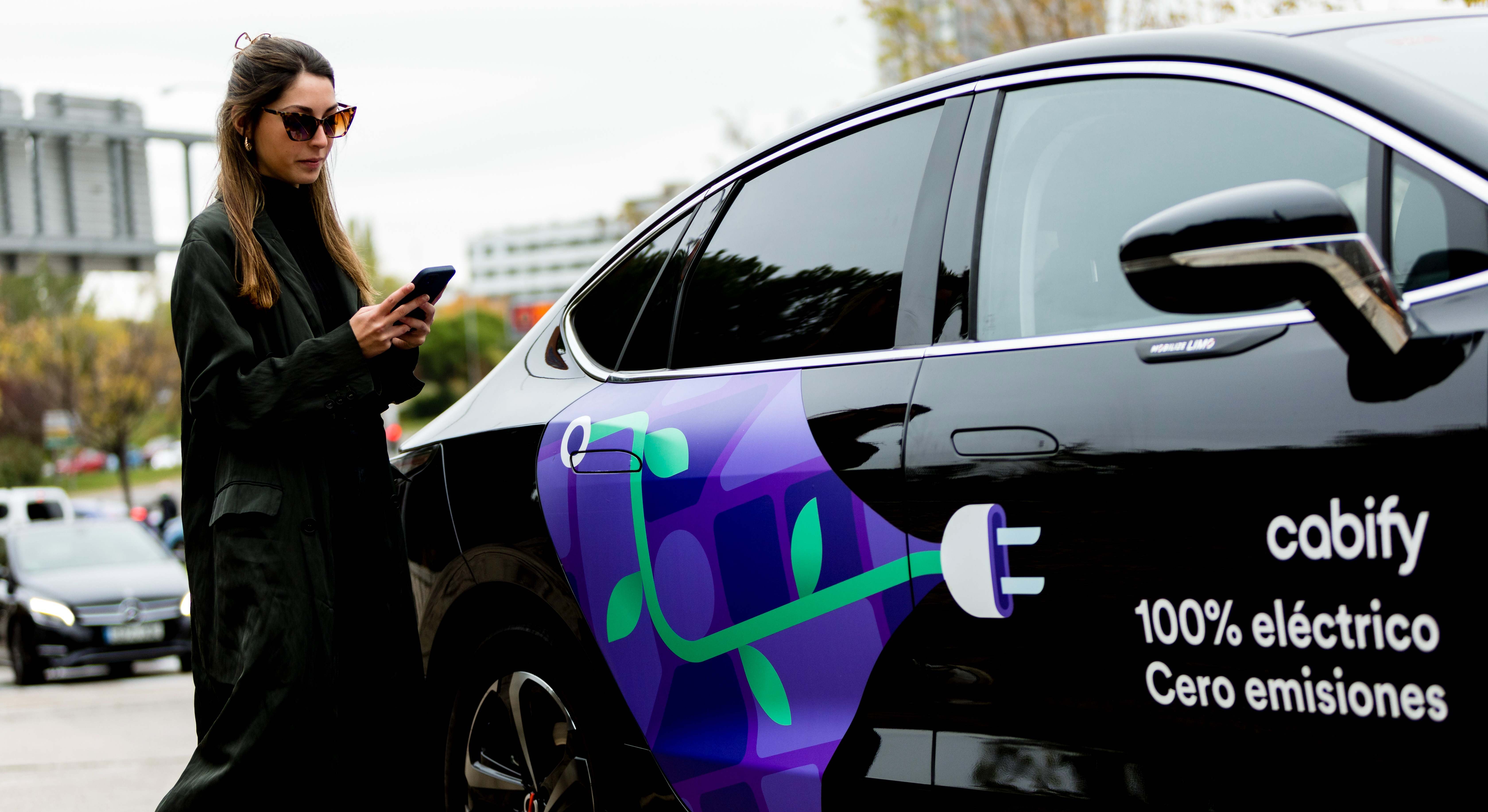 Usuaria de Cabify a punto de entrar a uno de sus vehículos. / Cabify
